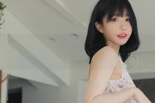 看这张美图，Addielyn(에디린)真的是把白丝穿出了新高度，想下载吗？