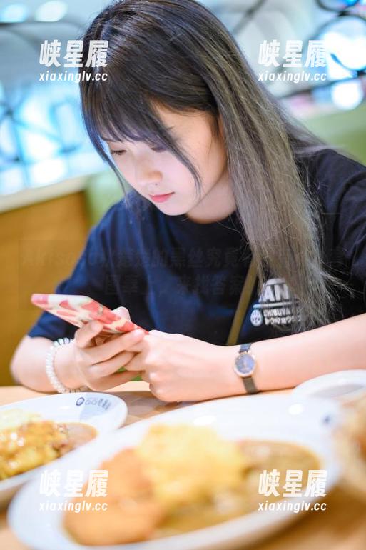 Akisoso秋楚楚的黑丝究竟有没有穿？套图奉上，来找答案！