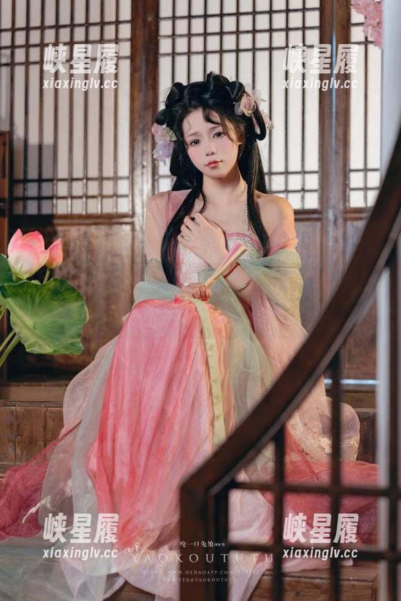 Yiko湿润兔的美图对比，校服风格和她的性格太有反差了吧？