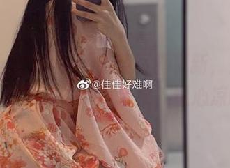 注意！佳佳酱ovo的新写真更新，蓝色吊带体操服就像一股清泉，透心凉啊。