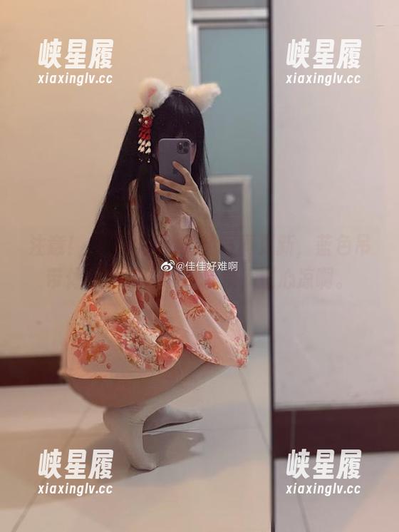 注意！佳佳酱ovo的新写真更新，蓝色吊带体操服就像一股清泉，透心凉啊。