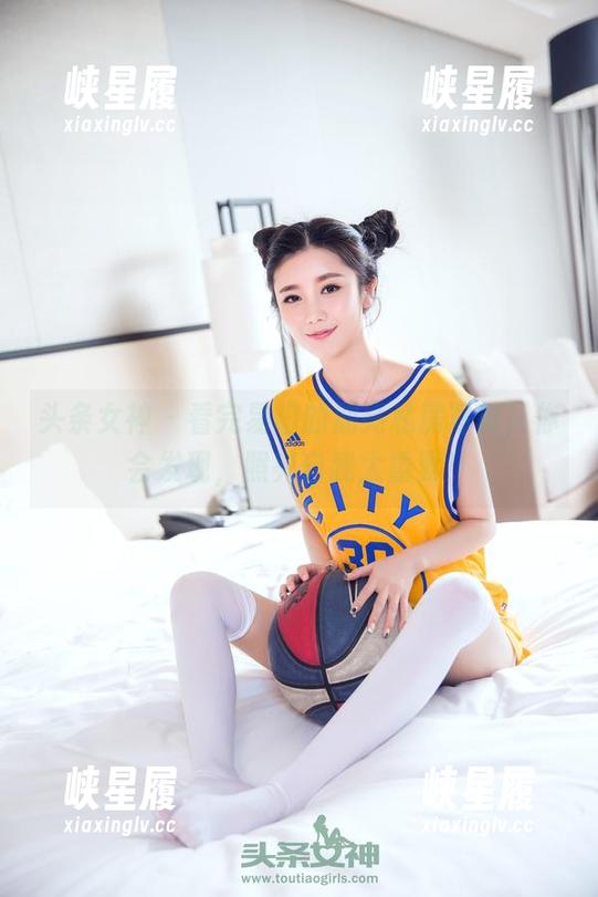 头条女神 - 看完易阳的油亮私房写真，你会发现，照亮自我太重要！