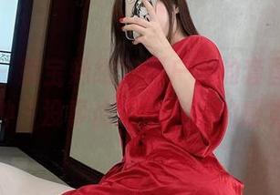 微密圈 - 奶宝妹纸跑到户外的套图,给人一种“没事偷跑出来”的感觉。