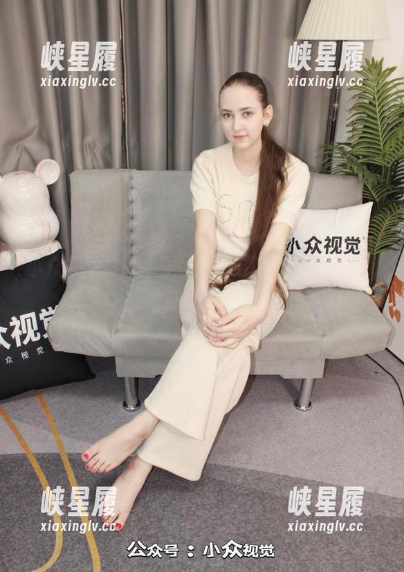 小众视觉-珂老师 小众视觉 - 看!珂老师的奶牛作品,连草地都在发光~