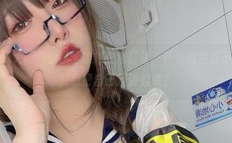 这次更新真是大胆,小泉学姐吖在浴缸里,什么角色都不想cos了,只想把自己浸泡起来?