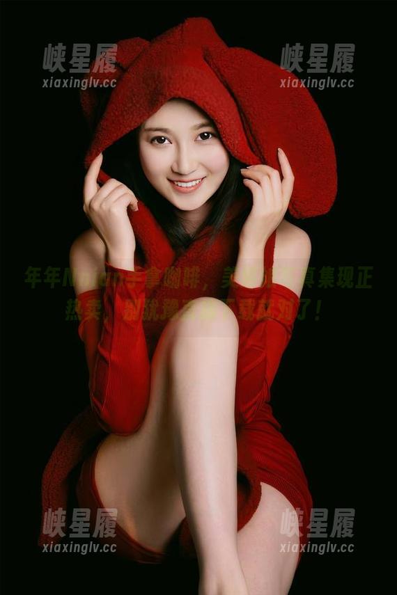 年年Nnian手拿咖啡，美娇娘写真集现正热卖，别犹豫直接下载就对了！