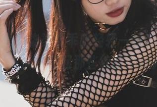 初恋背心，柒柒要乖哦轻轻一抬手，原图里的清新感想起那些纯甜的时光！