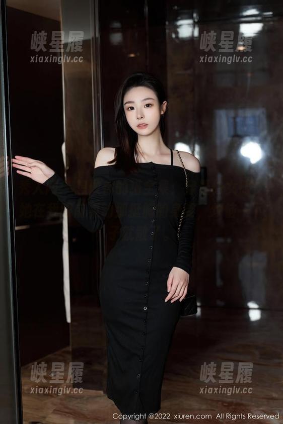 秀人网 - 想做你的猫全集：穿着修女服，她在我眼前晃动那挺胸的身姿，烦恼一下子就散了。