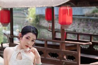 秀人网 – 把麦琪绫冰激淋的学妹套图装进包，让我今儿又多了个陪聊！