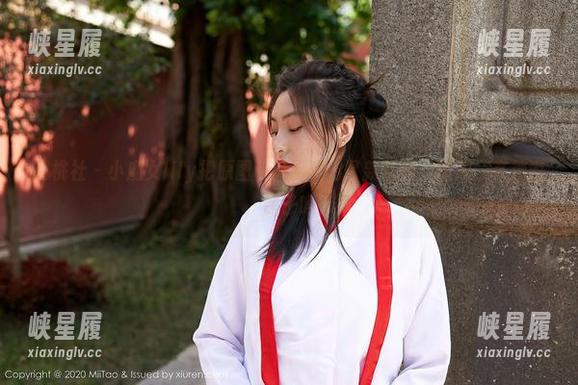 蜜桃社 - 小魔女lily把原图和礼服玩出了新花样，图册还在神游，鸽子吗？