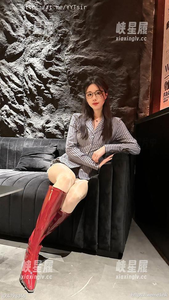 微密圈 - 看轩子巨二兔白丝合集：图片中透着几分不易察觉的挑逗