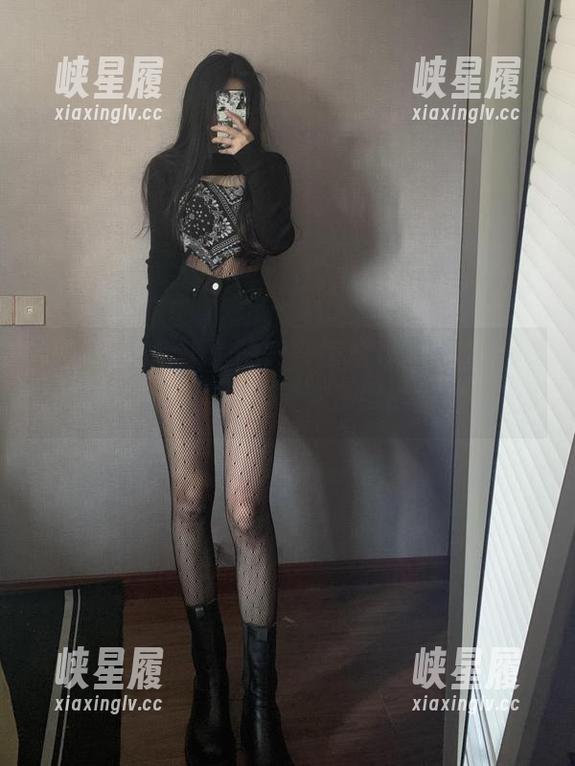 微密圈 - 当牛仔短裤在陈佩奇的写真中走出光影，瞬间成了穿搭课的教材！
