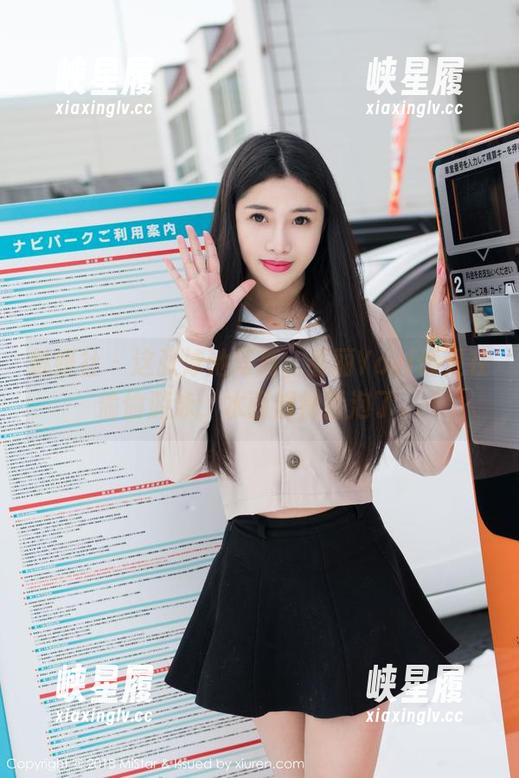 魅妍社 - 这张泳池写真，看丽Yovi像是在偷偷游泳，水面都快冒泡了。