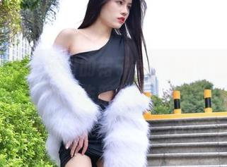 魔镜街拍 - 粉粉的裙子+在线的销售=婷婷的工作新公式？！