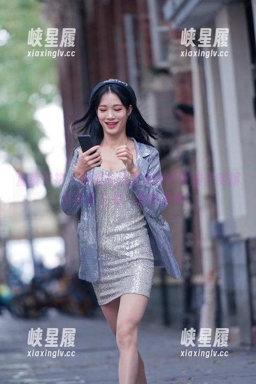 魔镜街拍 - 曼曼在这组美图中穿梭于制服与自在之间，逼格满满！