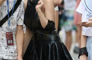魔镜街拍再次发威，白裙女子高清亮相，想想都觉得这下载是个不错选择。