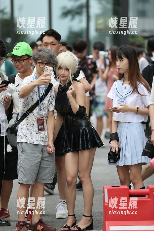 魔镜街拍再次发威，白裙女子高清亮相，想想都觉得这下载是个不错选择。