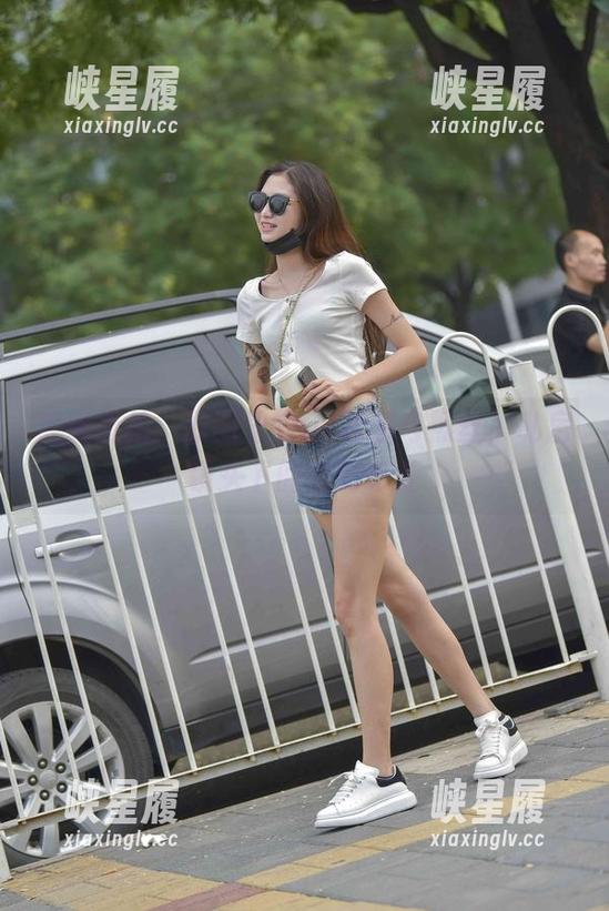 魔镜街拍：原图里的OL制服与黑丝，私房镜头下的恰到好处