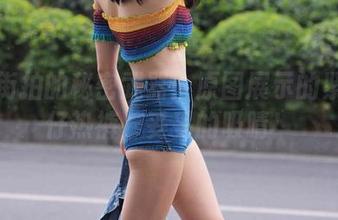 魔镜街拍的秘密武器：原图展示的紧身牛仔热裤，妥妥的吸睛！
