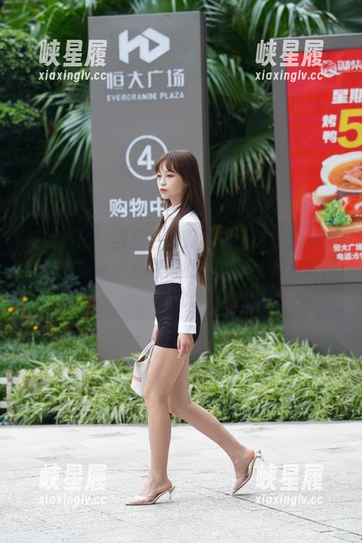 魔镜街拍：当蓝色包臀裙遇上黑丝美女，合集中每一张都想再看一次，给我点时间消化。